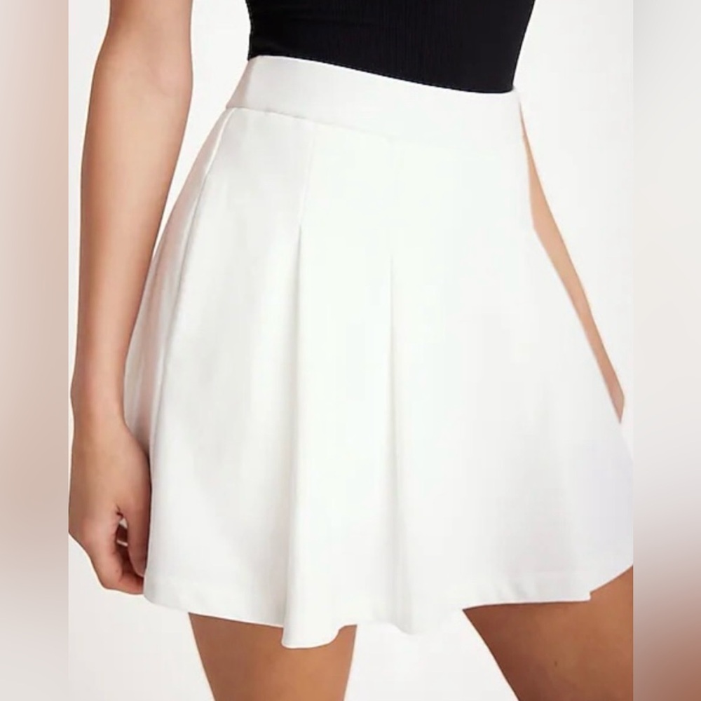 Express High Waisted Fleece Knit Pleated Mini Skort White Size M NWT
